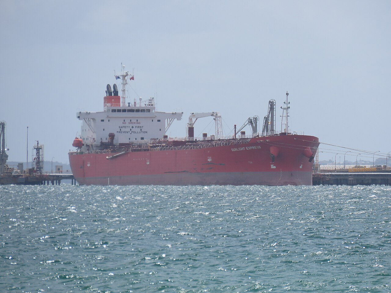 США разрешили завершить операции с российской нефтью, загруженной до 12 марта — Минфин