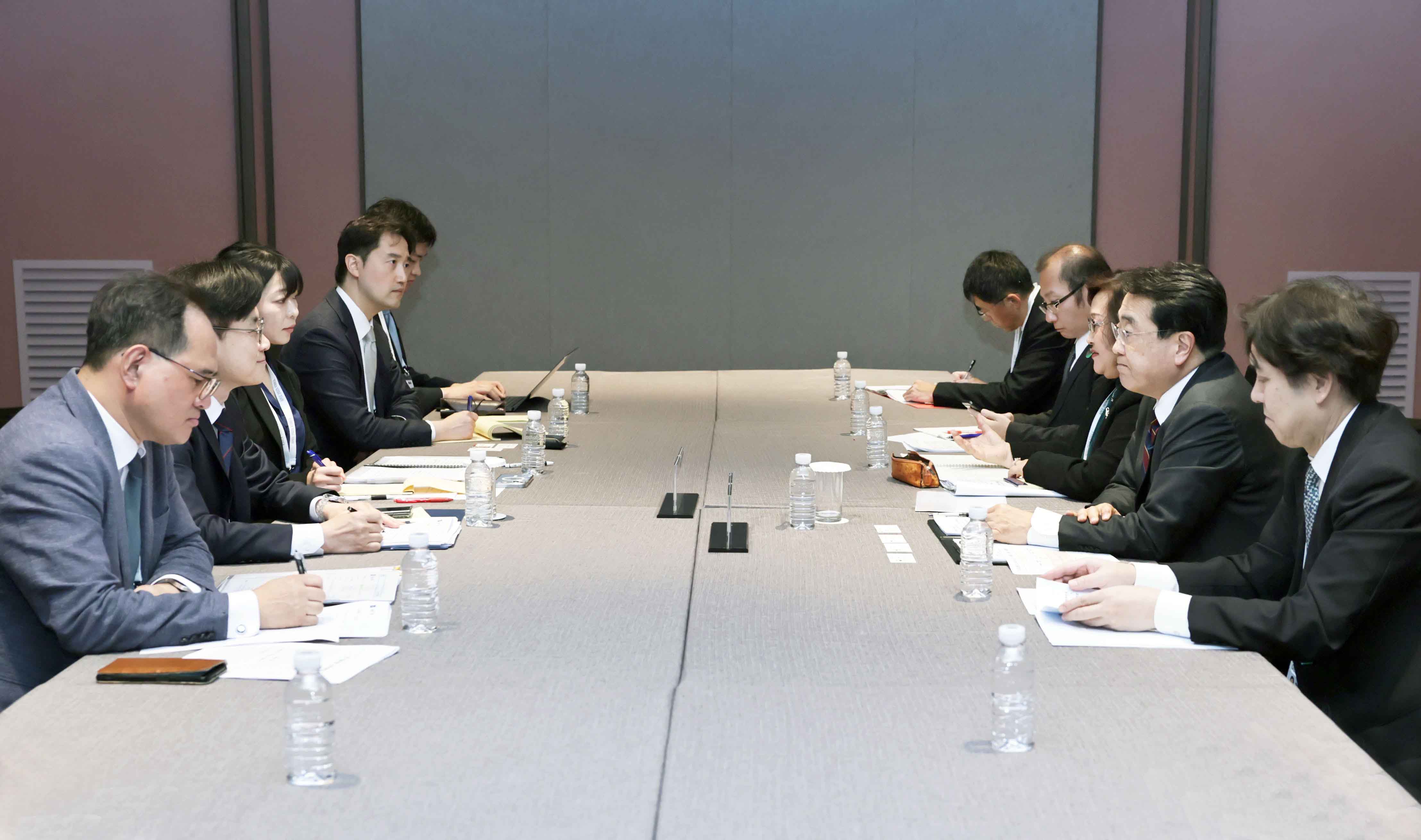 Южная Корея и Япония договорились проводить регулярный политический диалог по торговле и цепочкам поставок