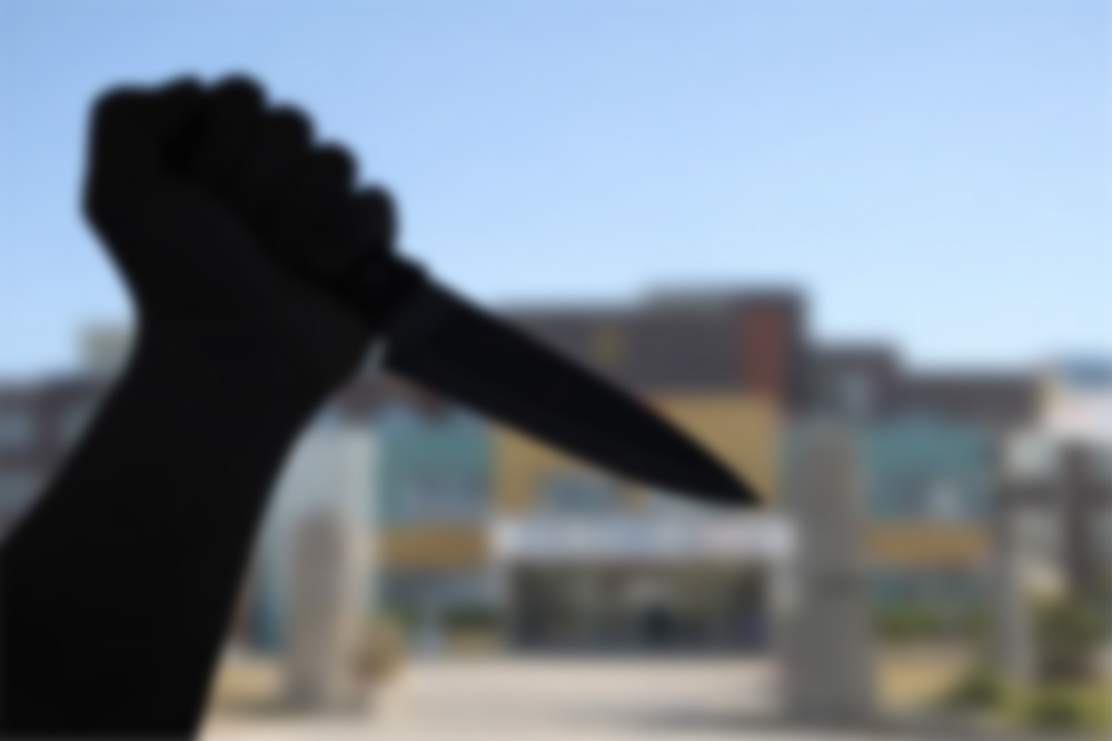 Старшеклассник напал с ножом на учителя в школе в Керёне, педагог тяжело ранен