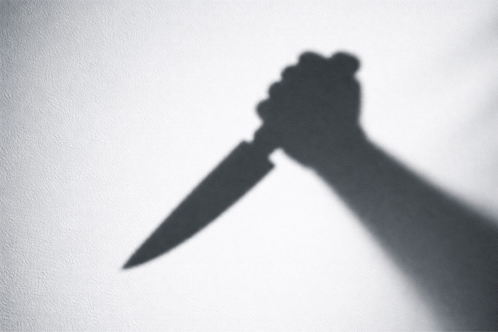 Мужчина погиб после нападения с ножом на сожительницу и её дочь
